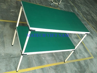 Bàn thao tác ống thép bọc nhựa 2 tầng mặt gỗ