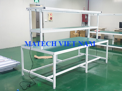 Bàn thao tác khung thép mặt gỗ có đèn