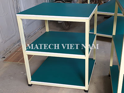 Bàn thao tác khung thép 3 tầng mặt gỗ dán thảm cao su