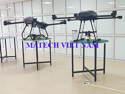 Bàn thao tác khung thép mặt gỗ tròn trưng bày sản phẩm