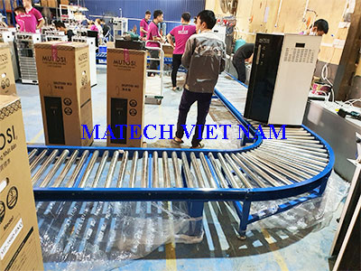 Băng tải con lăn cong lắp ráp nhà máy Mutosi