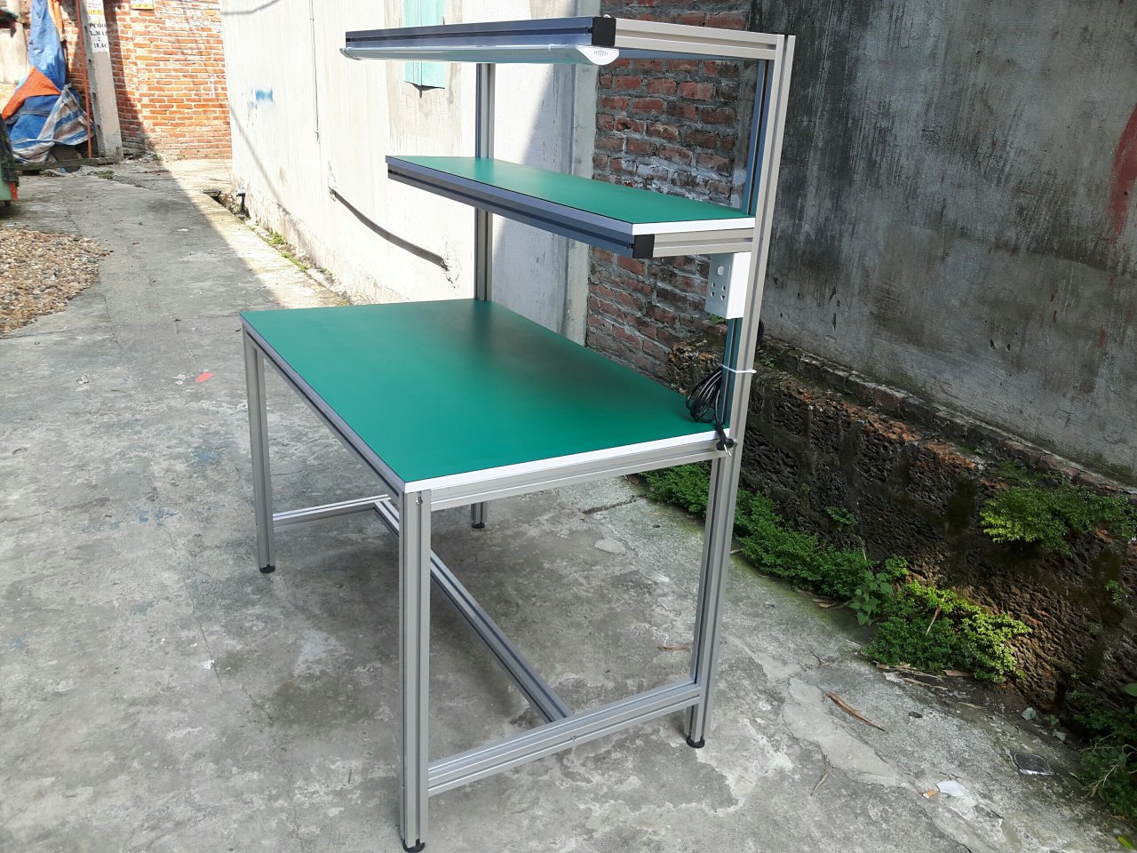 Bàn thao tác nhôm định hình có đèn chiếu sáng